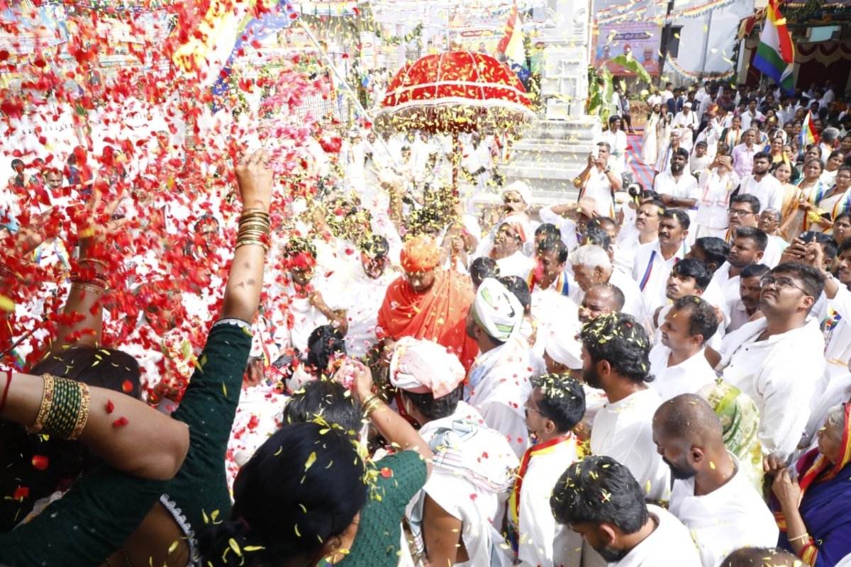 ಪರೋಪಕಾರ ಜಗದ ಧರ್ಮವಾಗಬೇಕು - ಶ್ರವಣಬೆಳಗೊಳ ಮಠದ ಅಭಿನವ ಚಾರುಕೀರ್ತಿ ಸ್ವಾಮೀಜಿ. Philanthropy should become the religion of the world - 1 abhinava