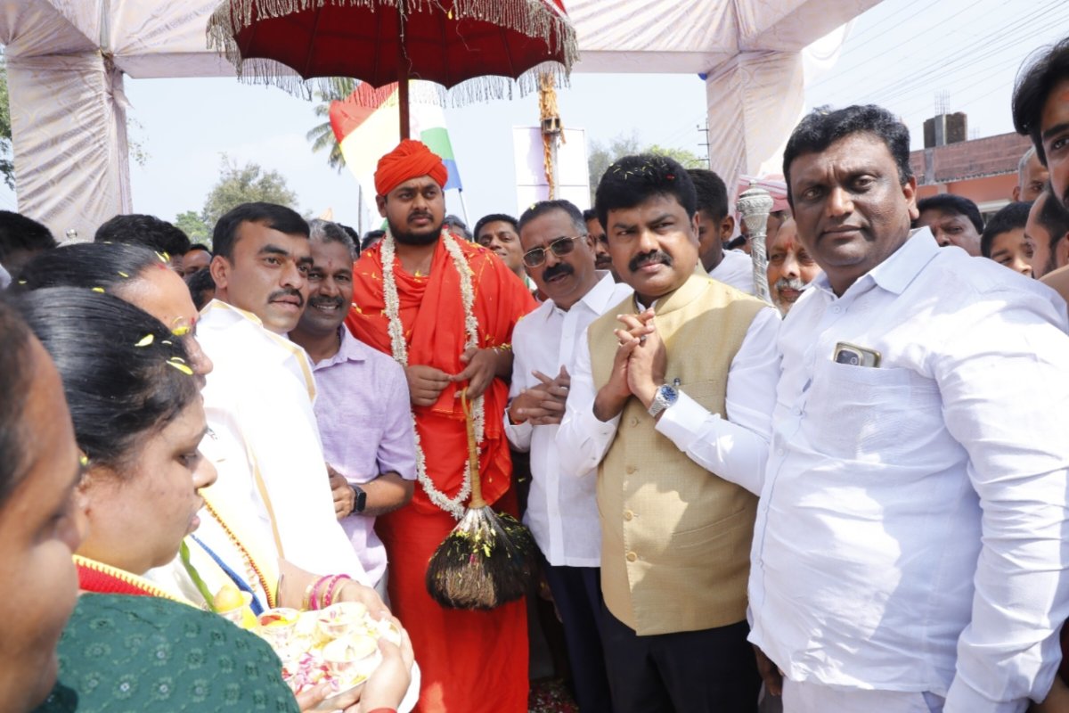 ಪರೋಪಕಾರ ಜಗದ ಧರ್ಮವಾಗಬೇಕು - ಶ್ರವಣಬೆಳಗೊಳ ಮಠದ ಅಭಿನವ ಚಾರುಕೀರ್ತಿ ಸ್ವಾಮೀಜಿ. Philanthropy should become the religion of the world - 3 by Raghavendra