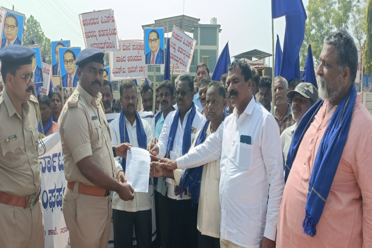 ಕರ್ತವ್ಯಲೋಪ ಆರೋಪ : ಪೊಲೀಸರ ವಿರುದ್ಧವೇ ಪ್ರತಿಭಟನೆ ನಡೆಸಿದ ದಲಿತ ಸಂಘಟನೆ. Allegations of dereliction of duty : The dalit organization that protested against the police. 2 Santosh Shetty