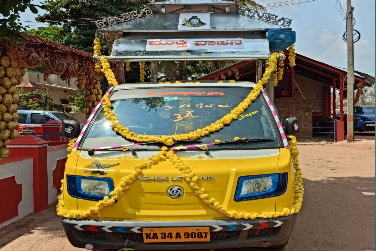 ಮುಕ್ತಿ ವಾಹನವನ್ನು ಕೊಡುಗೆಯಾಗಿ ನೀಡಿದ ಮಾಜಿ ಜಿಲ್ಲಾ ಪಂಚಾಯಿತಿ ಸದಸ್ಯ ರತ್ನಾಕರ್ ಹೊನಗೋಡು. Former Zilla panchayat member Ratnakara honagodu donated a mukti vehicle. 1 mukti vehicle